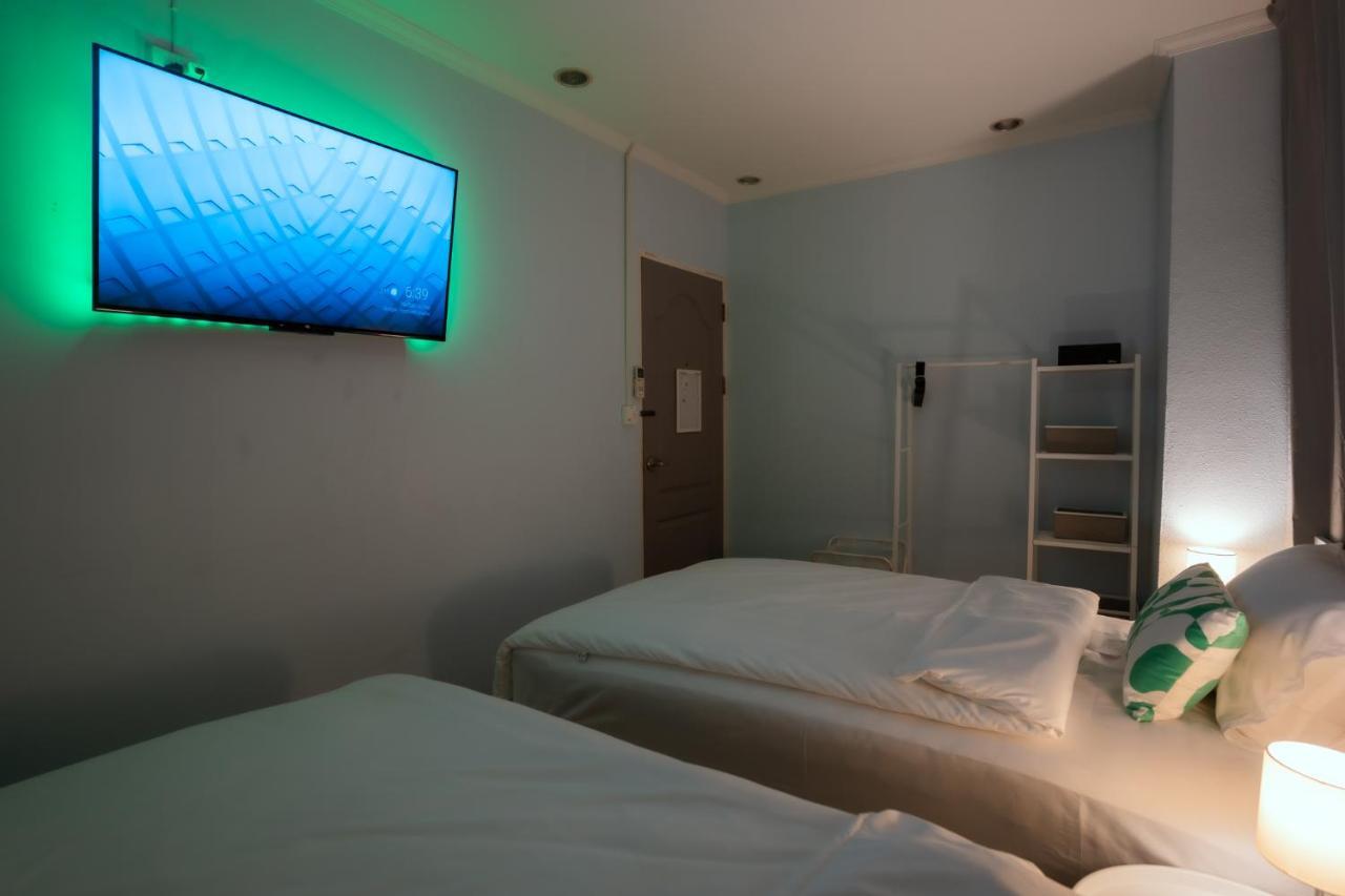 420 Hostel - Ekkamai Buds & Beds Бангкок Екстер'єр фото